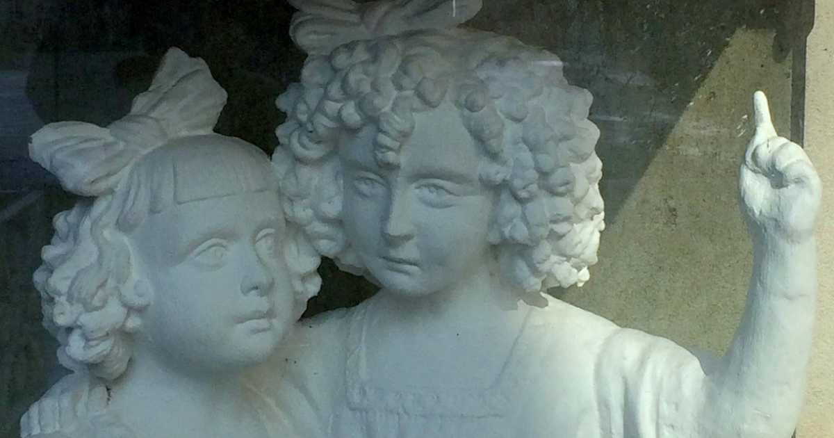 Il cimitero di Bari e un'antica statua: ritrae Nella e Ninetta, sorelline uccise dalla Spagnola